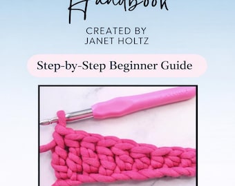 Op de afbeelding: Boekomslag met de titel "Beginner Crochet Handbook" in elegant schrift, gemaakt door Janet Holtz. Hieronder wordt een roze haakproject getoond met een roze haaknaald. De tekst "Step-by-Step Beginner Guide" is ook opgenomen.