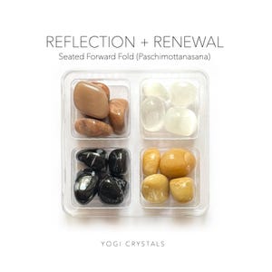 Puede incluir: Un conjunto de cuatro recipientes de plástico transparente llenos de piedras pulidas de varios colores. Los recipientes están etiquetados como "Reflexión + Renovación" y "Pliegue hacia adelante sentado (Paschimottanasana)". Las piedras son marrones, blancas, negras y amarillas.