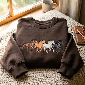 Moletom com bordado de cavalo: Blusa confortável unissex em mistura de algodão e poliéster