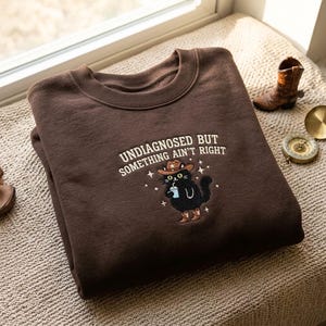 Sweatshirt met geborduurde kat, grappige quote over geestelijke gezondheid, sarcastische tekst, meme-shirt