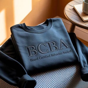 BCBA刺繍入りスウェットシャツ – 認定行動分析士向けアパレル