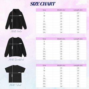 Op de afbeelding: Een maattabel voor kleding met drie zwarte kledingstukken: een hoodie, een sweatshirt en een t-shirt. Elk item is gekoppeld aan een tabel met maten van S tot 5XL, inclusief breedte- en lengtematen in inches.
