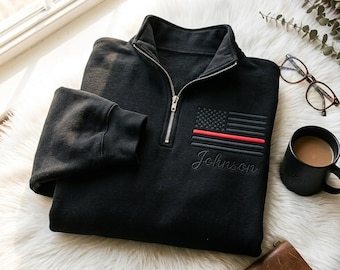カスタム刺繍入り消防士クォータージップスウェットシャツ、名前入りレッドラインフラッグアパレル