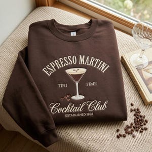 Broderad Espresso Martini Social Club-tröja, espressoskjorta, espresso Martinis, espresso Martini-topp, present till Martini-älskare