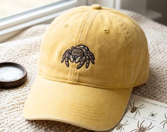 Kappe aus gewaschener Baumwolle mit gestickter springender Spinne