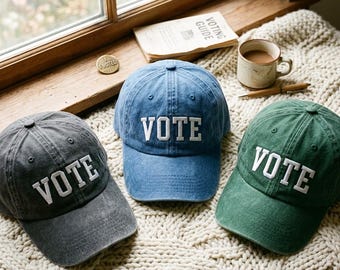 Cappellino in cotone lavato con scritta VOTE ricamata – Cinturino regolabile, taglia unica.