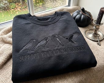 Sudadera bordada tono sobre tono con el lema "Apoya a tu policía local" para amantes de los cuervos, amantes de la naturaleza, camiseta divertida de cuervos, camiseta Goblincore.