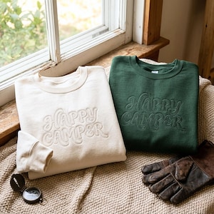 Sudadera bordada Happy Camper, ropa cómoda para aventuras en el campamento.