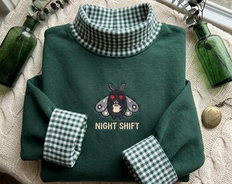 ギンガムチェックのモックネック刺繍入りモスマンスウェットシャツ、ナイトシフトコーヒーシャツ