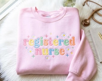 Moletom bordado para enfermeira registrada – Estampa de margaridas e estrelas em tons pastel, camiseta feminina para enfermeira registrada, camiseta para enfermeira RN