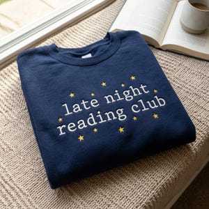 Sudadera bordada para el club de lectura nocturna: acogedora sudadera de mezcla de algodón para amantes de los libros.