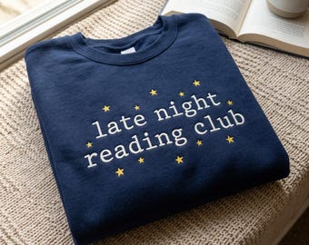 Sudadera bordada para el club de lectura nocturna: acogedora sudadera de mezcla de algodón para amantes de los libros.