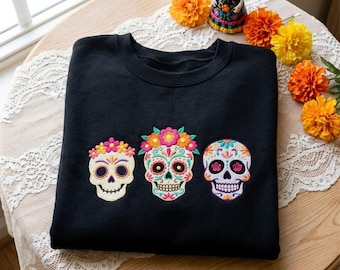 シュガースカル刺繍スウェットシャツ、死者の日Tシャツ、ディア・デ・ロス・ムエルトスTシャツ、メキシコのハロウィンギフト、ディア・デ・ロス・ムエルトスシャツ