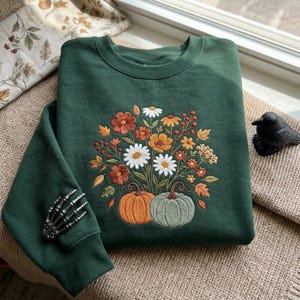Sweatshirt mit Kürbis- und Blumenstickerei – Herbstliche Bekleidung aus Baumwoll-Polyester-Mischgewebe, niedliches Kürbis-Shirt