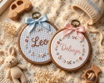 Adorno floral de margaritas bordado personalizado, letrero floral personalizado con el nombre del bebé, aro decorativo para la habitación del bebé con flores silvestres, regalo para anunciar el nacimiento de un bebé.