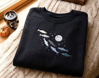 Vintage-Sweatshirt mit bestickter Sardine, die den Mond anheult – ein witziges Retro-T-Shirt mit Fischmotiv.