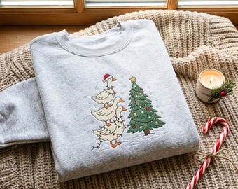 Sudadera bordada con ganso navideño, camiseta festiva con gansos, sudadera con árbol de Navidad, linda prenda de granja.