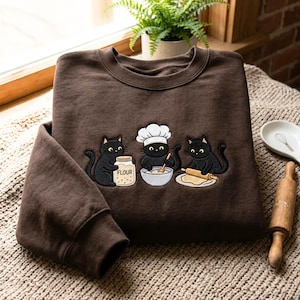 黒猫のベーキング刺繍入りスウェットシャツ – 快適なコットン混紡ユニセックスプルオーバー