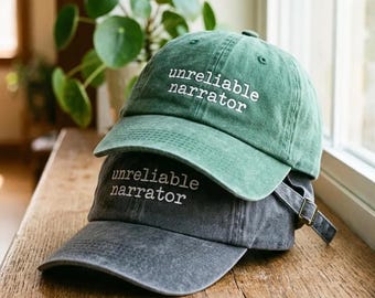 Cap aus gewaschener Baumwolle mit besticktem „Unreliable Narrator“ – verstellbarer Riemen