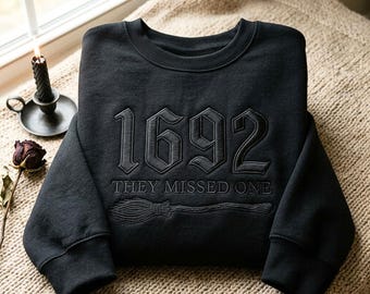 Sweat-shirt brodé ton sur ton « 1692 They Missed One » – Vêtements Witchy Broomstick