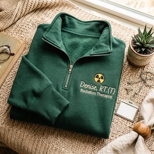 Sudadera con cremallera de un cuarto bordada para terapeuta de radiación, regalo de medicina nuclear, regalo para graduados de radiología RT, sudadera con cremallera de un cuarto para técnicos de rayos X