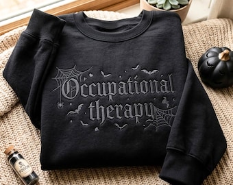 Sudadera gótica bordada tono sobre tono para terapia ocupacional con diseño de Halloween.