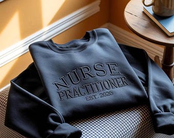 Sweat-shirt brodé pour infirmière praticienne, cadeau de fin d'études, chemise NP en mélange de coton confortable