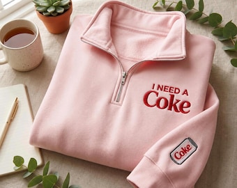 「I Need A Coke」刺繍入りクォータージップスウェットシャツ、柔らかなコットン混紡素材、楽しいギフト