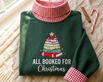 Sudadera de cuello alto con estampado de cuadros y bordado "All Booked For Christmas", camiseta navideña con diseño de árbol de libros, regalo navideño para amantes de los libros.