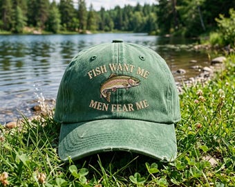 Los peces me quieren, los hombres me temen. Gorra de pescador para introvertidos, regalos para el aire libre para hijos. Gorra de papá ajustable y bordada con color personalizado.
