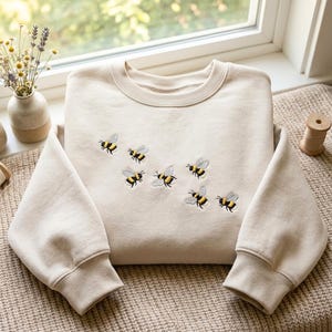 Embroidered Bee Sweatshirt – Cozy Cotton Blend Unisex Pullover, Beekeeper Sweatshirt