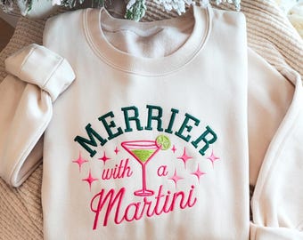 Sweatshirt mit besticktem „Merrier With A Martini“-Motiv, lustiges Weihnachtscocktail-T-Shirt, festliche Weihnachtsshirts für Damen, Weihnachtsfeier-Shirt