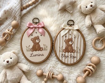 Adorno de aro con nombre de osito de peluche bordado a medida, decoración floral para la habitación del bebé, letrero personalizado con el nombre del bebé