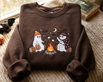 刺繍入りゴーストキャンプファイヤースウェットシャツ：快適なコットンポリエステル混紡素材、ハロウィンシーズンのシャツ