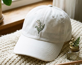 スズランの刺繍入りウォッシュドコットンキャップ – フリーサイズ（ほとんどの方にフィットします）