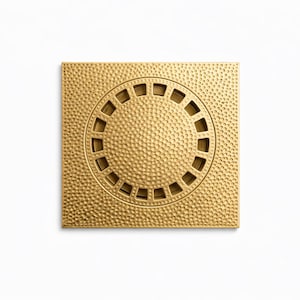 Könnte beinhalten: Ein quadratischer, goldfarbener Metall-Abdeckrost mit strukturierter Oberfläche. Die Mitte weist ein kreisförmiges Design mit gleichmäßig verteilten rechteckigen Öffnungen auf. Das Design ist symmetrisch und dekorativ.