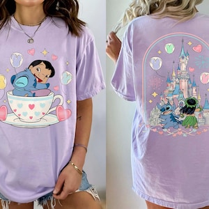 Puede incluir: Una taza de cer&aacute;mica blanca con un asa negra y el texto "But First, Coffee" en negrita negra. La taza est&aacute; sobre una superficie blanca. La taza mide aproximadamente 10 cm de alto.