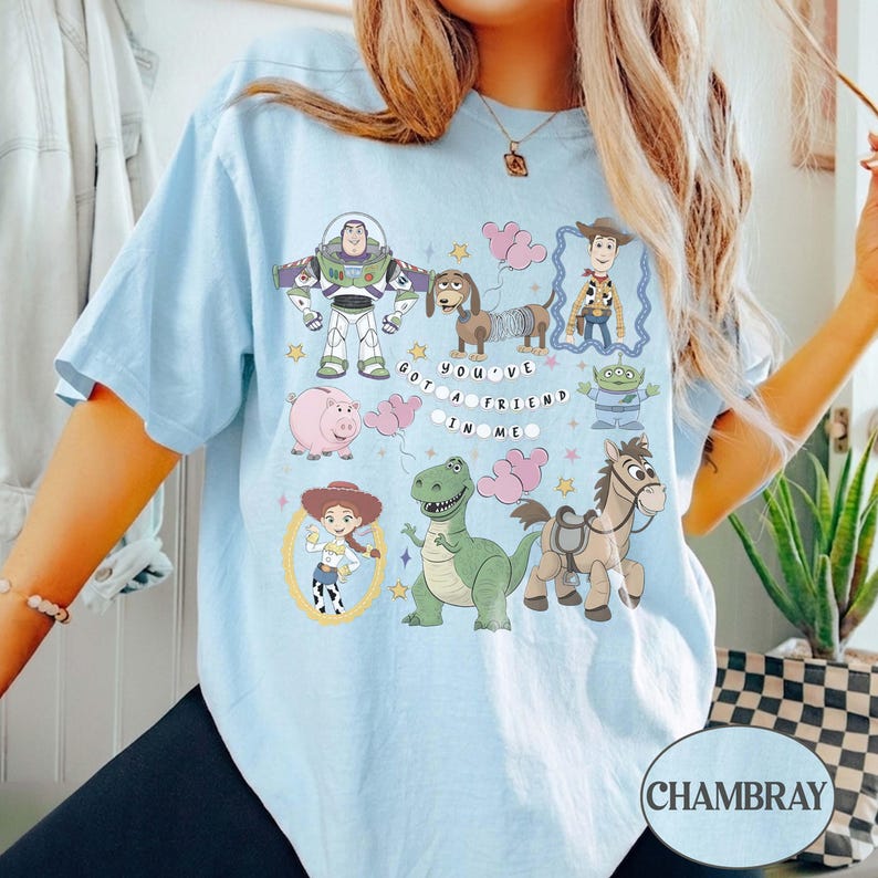 Pu&ograve; includere: T-shirt azzurra con personaggi dei cartoni animati di Toy Story. Il design include Buzz Lightyear, Woody, Jessie e altri personaggi, con la scritta "GOT YOU'VE A FRIEND IN ME". La maglietta &egrave; realizzata in materiale morbido.