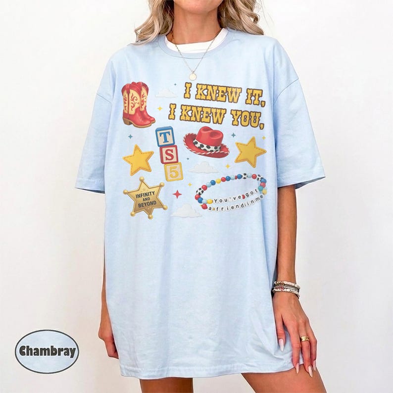 Disney Toy Story 5 Jessie Musiktröja, Toy Story 5 Filmen 2026, Buzz Lightyear Woody Toy Story Land You've Got a Friend In Me, Familjeresa Chambray/ Light Blue
