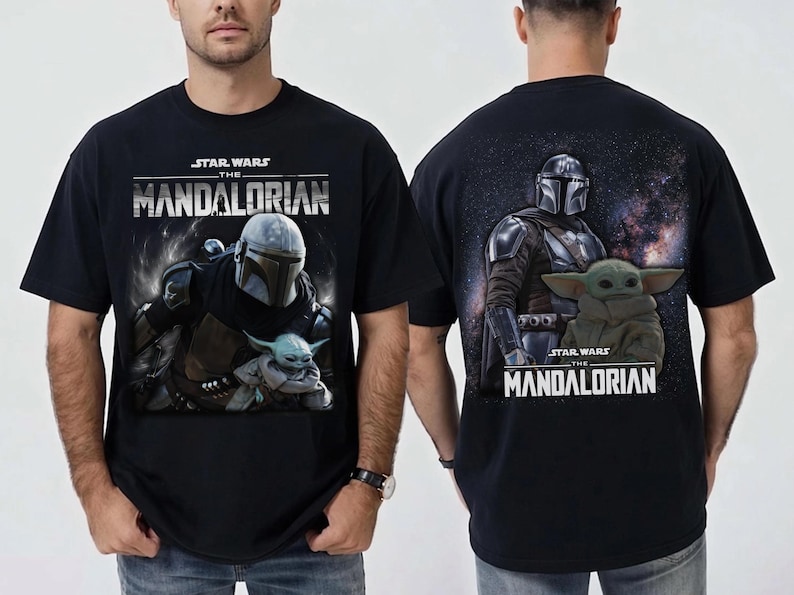Puede incluir: Camiseta negra con un gr&aacute;fico de The Mandalorian y Grogu de Star Wars. El frente muestra a los personajes con el logo del programa. La parte posterior muestra al Mandaloriano y Grogu contra un fondo espacial.