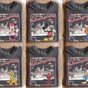 以下が含まれることがあります： カリフォルニアディズニーランドのグラフィックがプリントされたグレーのTシャツ6枚。各シャツには、ミニーマウス、ミッキーマウス、グーフィー、プルート、スパイダーマン、ドナルドダックなど、異なるディズニーキャラクターが描かれています。グラフィックには「California Disneyland EST. 1955」の文字と名前を入れるスペースがあります。