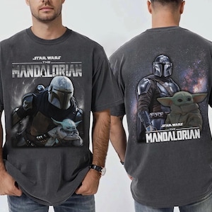 Puede incluir: Camiseta gris oscuro con el Mandaloriano y Grogu de Star Wars. El gr&aacute;fico frontal muestra al Mandaloriano y Grogu, mientras que la parte posterior muestra al Mandaloriano y Grogu con un fondo espacial. El texto "STAR WARS THE MANDALORIAN" est&aacute; impreso en la parte delantera y trasera.
