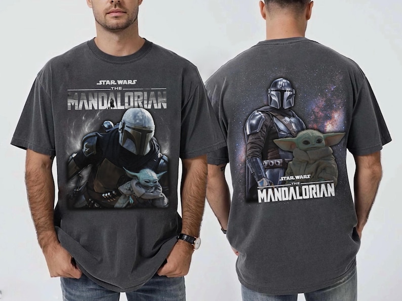 Puede incluir: Camiseta gris oscuro con el Mandaloriano y Grogu de Star Wars. El gr&aacute;fico frontal muestra al Mandaloriano y Grogu, mientras que la parte posterior muestra al Mandaloriano y Grogu con un fondo espacial. El texto "STAR WARS THE MANDALORIAN" est&aacute; impreso en la parte delantera y trasera.