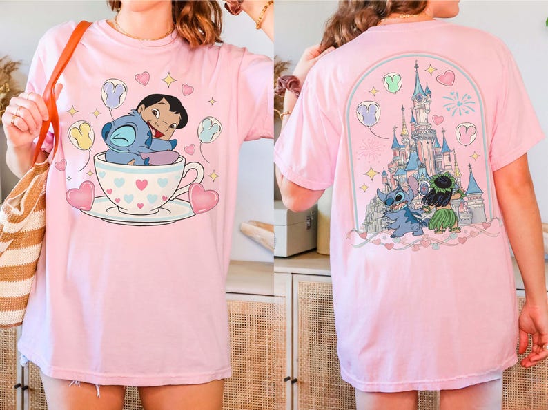 Puede incluir: Camiseta rosa claro con una ilustraci&oacute;n de dibujos animados de Lilo y Stitch. La parte delantera muestra a Stitch y Lilo en una taza de t&eacute; con corazones y globos. La parte trasera muestra una escena de castillo. Dise&ntilde;o colorido.