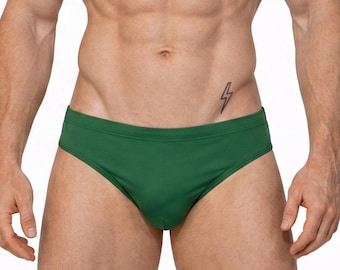 Sunga masculina verde-floresta | Moda praia com modelagem atlética | Estilo minimalista para praia e piscina