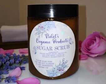 Scrub allo zucchero biologico di Violet: esfoliazione profonda, idratazione intensa e benefici anti-età. Favorisce l'elasticità della pelle, lasciandola liscia.