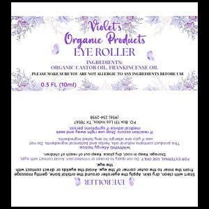 Pu&ograve; includere: Un'etichetta bianca per il prodotto Violet's Organic Products Eye Roller, con motivi floreali e farfalle viola. L'etichetta elenca gli ingredienti: olio di ricino biologico, olio di incenso e consigli sulle allergie. Il prodotto contiene 10 ml.
