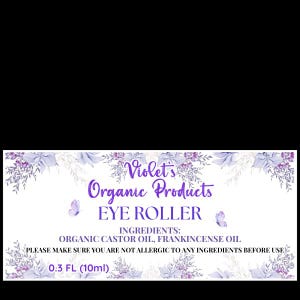 Pu&ograve; includere: Un'etichetta bianca con accenti floreali viola e testo per Violet's Organic Products Eye Roller. L'etichetta elenca gli ingredienti: olio di ricino biologico e olio di incenso. Il prodotto &egrave; di 10 ml.