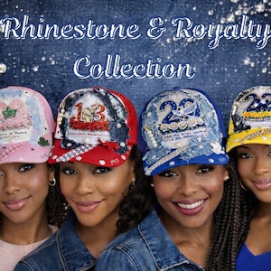 Könnte beinhalten: Eine weiße Keramik-Tasse mit schwarzem Henkel und dem Text "But First, Coffee" in fetter, schwarzer Schrift. Die Tasse hat wahrscheinlich ein Fassungsvermögen von 325 ml, ideal für ein Morgengetränk.