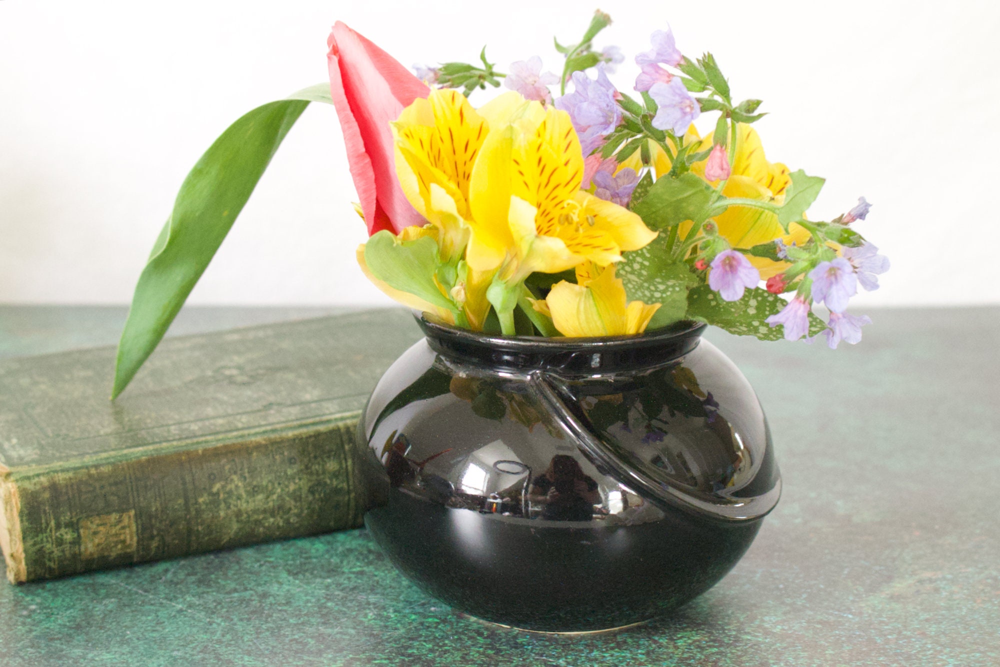 アールヌーボースタイルの小さな丸い黒い陶器の花瓶 - Etsy 日本